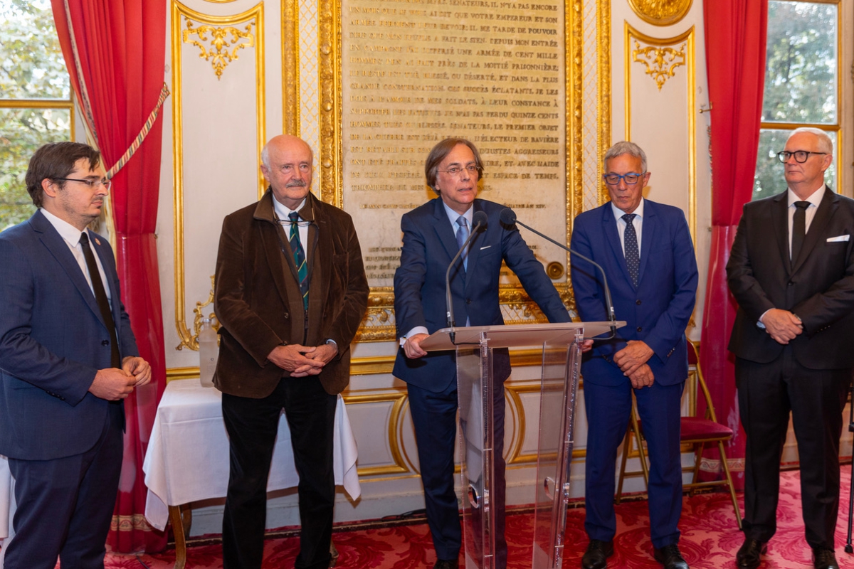 Autour du Président du Comité : Sylvain Boucherand, Président de la Commission Environnement du CESE, Brice Lalonde, ancien Ministre et Coordinateur exécutif de la Conférence des Nations Unies sur le Développement Durable, le Sénateur Daniel Grémillet, Vice-Président de la Commission des Affaires économiques et Marc Pondaven, Président de Neoviz Group.