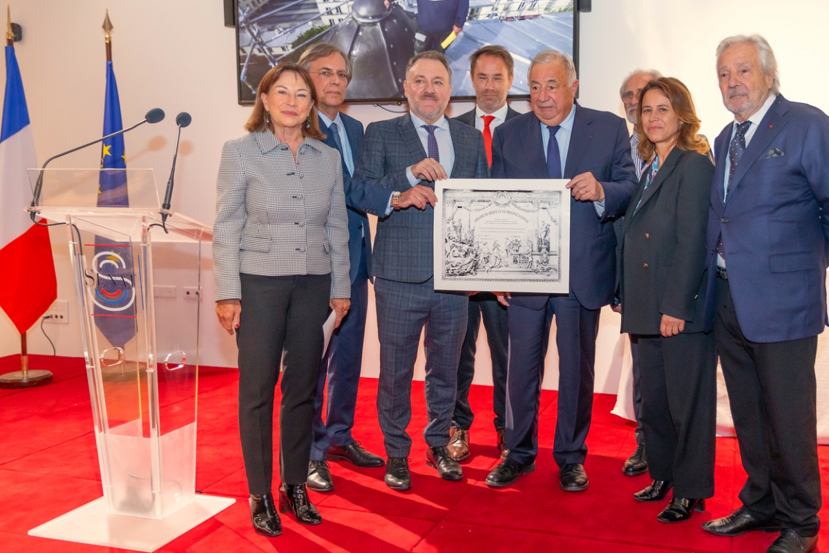 Diplôme de Mérite et de Prestige National pour le soutien de l’inscription des Couvreurs et Ornemanistes à l’Unesco, avec le Président du Sénat, Gérard Larcher et la Sénatrice Catherine Dumas. A droite, Pierre Arditi, Membre d’Honneur.