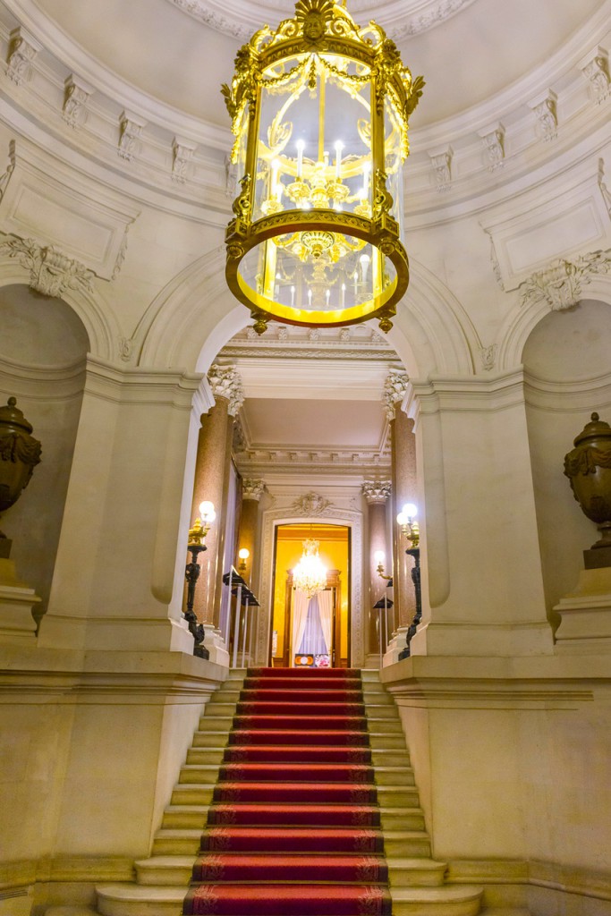 L'escalier d'honneur menant aux grands salons...