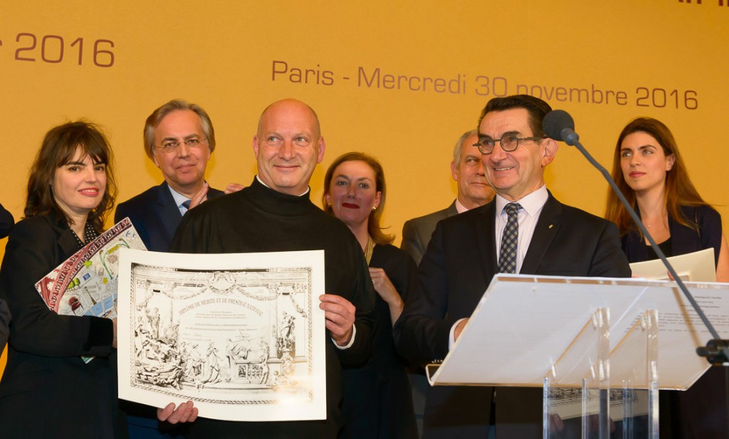 Le photographe lauréat présentant son Diplôme de Mérite et de Prestige National, avec les sénateurs Jean-Pierre Miquel et Jean-Marc Gabouty.