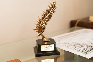 Réception à l'Ambassade du Royaume de Bahreïn. Remise du Diplôme de Mérite et de Prestige national à Jassim Biljeek, Deuxième Secrétaire, Consul du Royaume de Barheïm
